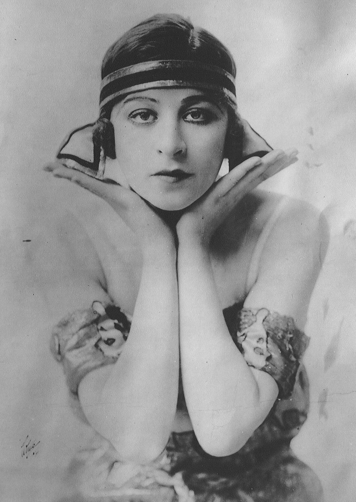 Fanny Brice, portrait via Wikimedia Commons (Public domain)